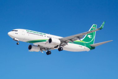 Moskova, Rusya - 26 Mart 2019: Uçak Boeing 737-81z(Wl) Yi Asv Irak Havayolları, mavi gökyüzü güneşli sabah Moskova'da Vnukovo Uluslararası Havaalanı'nda iniş olacak