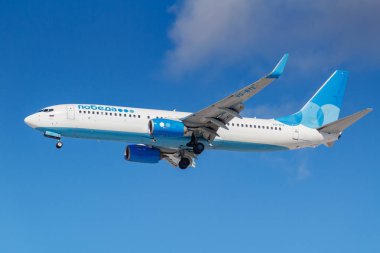 Moskova, Rusya - 26 Mart 2019: Uçak Boeing 737-81d(Wl) Vq-Bte Pobeda havayolu şirketi mavi gökyüzü güneşli sabah Moskova'da Vnukovo Uluslararası Havaalanı'nda iniş olacak