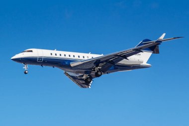 Moskova, Rusya - 26 Mart 2019: Uçak Bombardier Bd-700-1a11 Global 5000 M-Sksm mavi gökyüzü güneşli sabah Moskova'da Vnukovo Uluslararası Havaalanı'nda iniş olacak