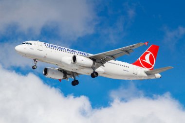 Moskova, Rusya - 26 Mart 2019: Uçak Airbus A320-232 Tc-Juf mavi gökyüzü güneşli sabah Moskova'da Vnukovo Uluslararası Havaalanı'nda iniş olacak karşı Türk Hava Yolları