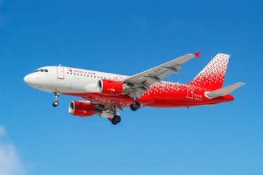 Moskova, Rusya - 26 Mart 2019: Rossiya - mavi gökyüzü güneşli sabah Moskova'da Vnukovo Uluslararası Havaalanı'nda iniş olacak karşı Rus Hava Yolları, uçak Airbus A319-111 Ei Eyl