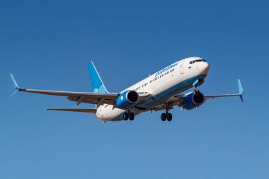 Moskova, Rusya-Nisan 03, 2019: uçak Boeing 737-8lj (WL) VQ-BTJ Pobeda havayolunun Sunny gün Moskova 'da Vnukovo Uluslararası Havaalanında Blue Sky karşı iniş için gidiyor