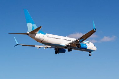 Moskova, Rusya-Nisan 03, 2019: uçak Boeing 737-8lj (WL) VQ-BTJ Pobeda havayolunun Sunny gün Moskova 'da Vnukovo Uluslararası Havaalanında Blue Sky karşı iniş için gidiyor