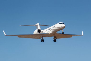 Moskova, Rusya-Nisan 03, 2019: Aircraft Gulfstream G550 D-Agva Luxaviation havayolunun güneşli bir günde Moskova 'da Vnukovo Uluslararası Havaalanında mavi gökyüzüne karşı iniş için gidiyor