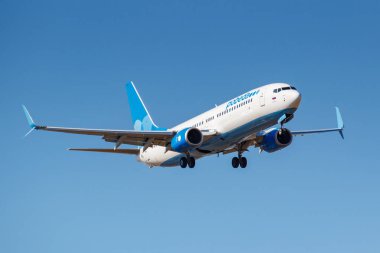 Moskova, Rusya-Nisan 03, 2019: uçak Boeing 737-8AL (WL) Pobeda havayolları VP-BPX güneşli bir günde Moskova 'da Vnukovo Uluslararası Havaalanında Blue Sky karşı iniş için gidiyor