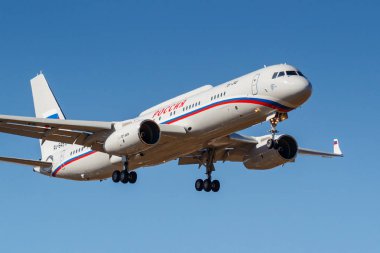 Moskova, Rusya-Nisan 03, 2019: uçak Tupolev Tu-214vpu ra-64517 Rossiya-özel uçuş dekolmanı güneşli bir günde Moskova 'da Vnukovo Uluslararası Havaalanı mavi gökyüzüne karşı iniş için gidiyor