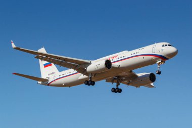 Moskova, Rusya-Nisan 03, 2019: uçak Tupolev Tu-214vpu ra-64517 Rossiya-özel uçuş dekolmanı güneşli bir günde Moskova 'da Vnukovo Uluslararası Havaalanı mavi gökyüzüne karşı iniş için gidiyor