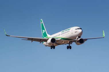 Moskova, Rusya-Nisan 03, 2019: Aircraft Boeing 737-81z (WL) Irak Airways yi-ass güneşli bir günde Moskova 'da Vnukovo Uluslararası Havaalanında mavi gökyüzüne iniş için gidiyor