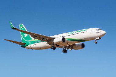 Moskova, Rusya-Nisan 03, 2019: Aircraft Boeing 737-81z (WL) Irak Airways yi-ass güneşli bir günde Moskova 'da Vnukovo Uluslararası Havaalanında mavi gökyüzüne iniş için gidiyor