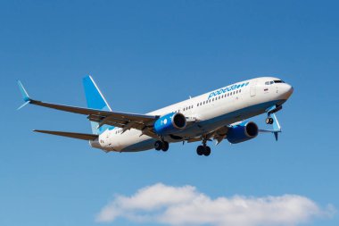 Moskova, Rusya-Nisan 03, 2019: uçak Boeing 737-8AL (WL) Pobeda havayolu VP-bps güneşli bir günde Moskova 'da Vnukovo Uluslararası Havaalanında Blue Sky karşı iniş için gidiyor