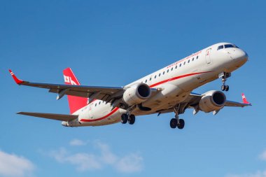 Moskova, Rusya-Nisan 03, 2019: Aircraft Embraer ERJ-190ar (ERJ-190-100 ıgw) 4L-TGV Airzena Georgian Airways Moskova 'da Vnukovo Uluslararası Havaalanında mavi gökyüzüne karşı iniş için gidiyor