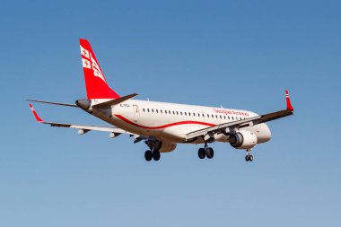 Moskova, Rusya-Nisan 03, 2019: Aircraft Embraer ERJ-190ar (ERJ-190-100 ıgw) 4L-TGV Airzena Georgian Airways Moskova 'da Vnukovo Uluslararası Havaalanında mavi gökyüzüne karşı iniş için gidiyor