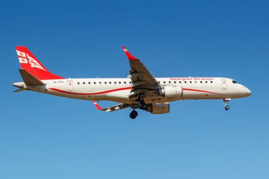 Moskova, Rusya-Nisan 03, 2019: Aircraft Embraer ERJ-190ar (ERJ-190-100 ıgw) 4L-TGV Airzena Georgian Airways Moskova 'da Vnukovo Uluslararası Havaalanında mavi gökyüzüne karşı iniş için gidiyor
