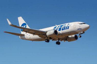 Moskova, Rusya-Nisan 03, 2019: uçak Boeing 737-524 (WL) UTair Aviation VP-byk güneşli bir günde Moskova 'da Vnukovo Uluslararası Havaalanı 'nda mavi gökyüzüne iniş gidiyor
