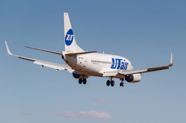 Moskova, Rusya-Nisan 03, 2019: uçak Boeing 737-524 (WL) UTair Aviation VP-byk güneşli bir günde Moskova 'da Vnukovo Uluslararası Havaalanı 'nda mavi gökyüzüne iniş gidiyor