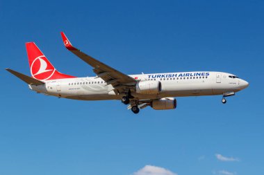 Moskova, Rusya-Nisan 03, 2019: Aircraft Boeing 737-8f2 (WL) Türk Havayolları TC-Jvr Sunny Day Moskova 'da Vnukovo Uluslararası Havaalanı 'nda mavi gökyüzü karşı iniş olacak