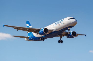 Moskova, Rusya-Nisan 03, 2019: Uçak Airbus A320-214 SX-emj Ellinair havayolunun güneşli bir günde Moskova 'da Vnukovo Uluslararası Havaalanı 'nda mavi gökyüzüne iniş gidiyor