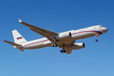 Moskova, Rusya-Nisan 03, 2019: uçak Tupolev Tu-214vpu ra-64517 Rossiya-özel uçuş dekolmanı güneşli bir günde Moskova 'da Vnukovo Uluslararası Havaalanı mavi gökyüzüne karşı iniş için gidiyor