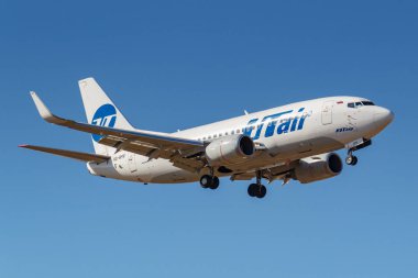Moskova, Rusya-Nisan 03, 2019: uçak Boeing 737-524 (WL) UTair Aviation VQ-BPR güneşli bir günde Moskova 'da Vnukovo Uluslararası Havaalanı 'nda mavi gökyüzüne iniş gidiyor