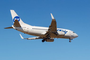 Moskova, Rusya-Nisan 03, 2019: uçak Boeing 737-524 (WL) UTair Aviation VQ-BPR güneşli bir günde Moskova 'da Vnukovo Uluslararası Havaalanı 'nda mavi gökyüzüne iniş gidiyor