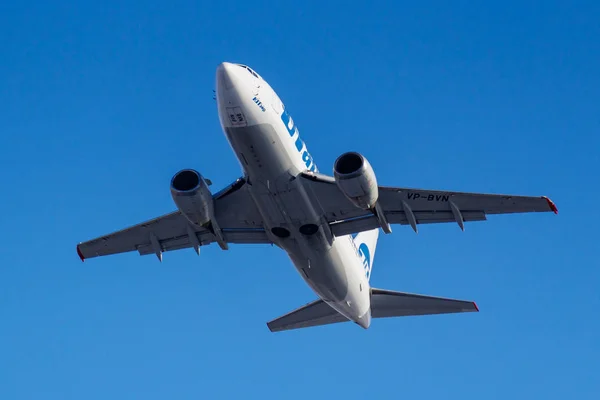 Москва, Россия - 20 марта 2019 года: Самолет Boeing 737-524 VP-BVN UTair Aviation взлетает в аэропорту Внуково в Москве на голубом фоне неба в солнечное утро — стоковое фото