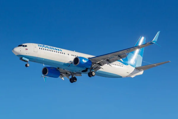 Moscú, Rusia - 26 de marzo de 2019: Avión Boeing 737-8MC (WL) VP-BQB de la aerolínea Pobeda contra el cielo azul en la soleada mañana que aterriza en el aeropuerto internacional de Vnukovo en Moscú — Foto de Stock