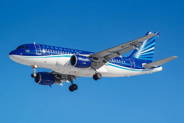 Moscú, Rusia - 26 de marzo de 2019: Airbus A319-111 4K-AZ03 de AZAL Azerbaijan Airlines contra el cielo azul en la mañana soleada que aterriza en el aeropuerto internacional de Vnukovo en Moscú — Foto de Stock