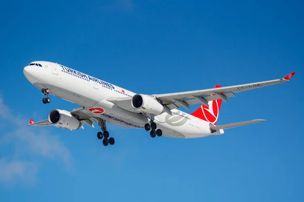 Moskova, Rusya - 26 Mart 2019: Uçak Airbus A330-343 Tc-Loe mavi gökyüzü güneşli sabah Moskova'da Vnukovo Uluslararası Havaalanı'nda iniş olacak karşı Türk Hava Yolları