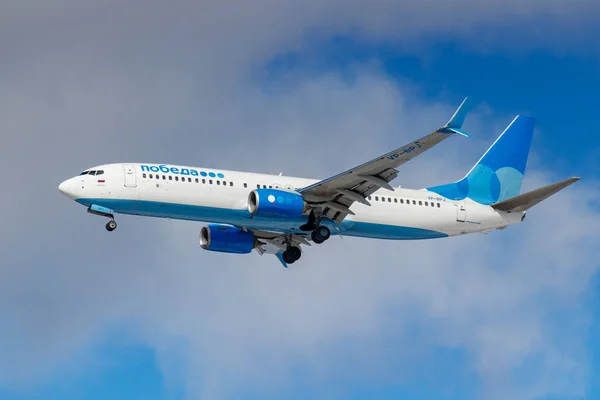 Moscú, Rusia - 26 de marzo de 2019: Avión Boeing 737-8AL (WL) VP-BPJ de la aerolínea Pobeda contra el cielo azul en la soleada mañana que aterriza en el aeropuerto internacional de Vnukovo en Moscú — Foto de Stock