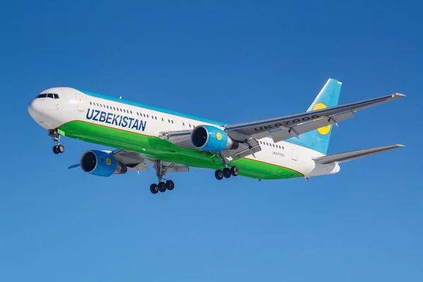 Moskova, Rusya - 26 Mart 2019: Uçak Boeing 767-33p(Er) Uk67006 Uzbekistan Airways mavi gökyüzü güneşli sabah Moskova'da Vnukovo Uluslararası Havaalanı'nda iniş olacak
