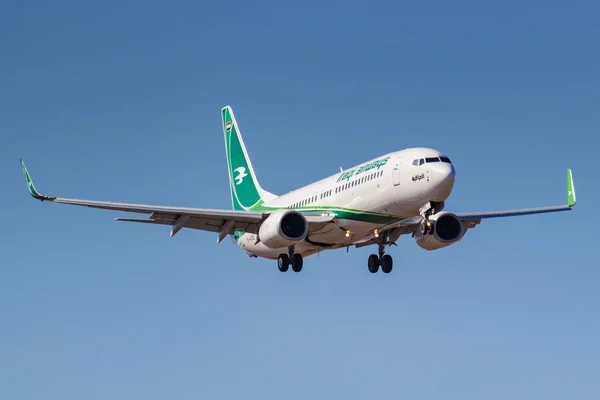 Moskova, Rusya-Nisan 03, 2019: Aircraft Boeing 737-81z (WL) Irak Airways yi-ass güneşli bir günde Moskova 'da Vnukovo Uluslararası Havaalanında mavi gökyüzüne iniş için gidiyor
