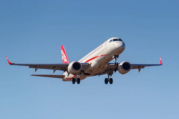 Moskova, Rusya-Nisan 03, 2019: Aircraft Embraer ERJ-190ar (ERJ-190-100 ıgw) 4L-TGV Airzena Georgian Airways Moskova 'da Vnukovo Uluslararası Havaalanında mavi gökyüzüne karşı iniş için gidiyor