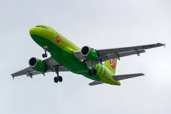 Moscow, Russia - March 17, 2019: Aircraft Airbus A319-114 VP-BHI of S7 - Siberia Airlines going to landing at Domodedovo international airport in Moscow against gray sky — Stock Photo, Image