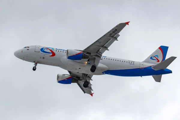 Moscow, Russia - March 17, 2019: Aircraft Airbus A320-214 VP-BQW of Ural Airlines going to landing at Domodedovo international airport in Moscow against gray sky on a cloudy day — Stock Photo, Image