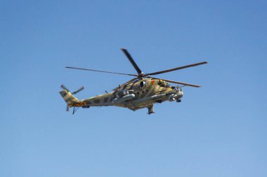 Moskova, Rusya - 07 Mayıs 2019: Saldırı helikopteri Mi-24 Kızıl Meydan üzerinde mavi gökyüzünde yakın çekim. Moskova'da Zafer geçit 2019 havacılık parçası