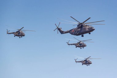 Moskova, Rusya - 07 Mayıs 2019: Dünyanın en büyük nakliye helikopteri Mi-26 helikopterleri mi-8 eşliğinde. Moskova'da Zafer geçit 2019 havacılık parçası