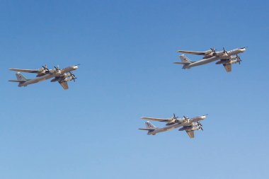 Moskova, Rusya - 07 Mayıs 2019: Turboprop stratejik bombardıman uçağı-füze taşıyıcı Sı-95ms Kızıl Meydan üzerinde mavi gökyüzünde. Moskova'da Zafer geçit 2019 havacılık parçası