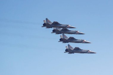 Moskova, Rusya - 07 Mayıs 2019: Süpersonik yüksek irtifa tüm hava uzun menzilli avcı uçağı Mig-31 Kızıl Meydan üzerinde mavi gökyüzünde. Moskova'da Zafer geçit 2019 havacılık parçası