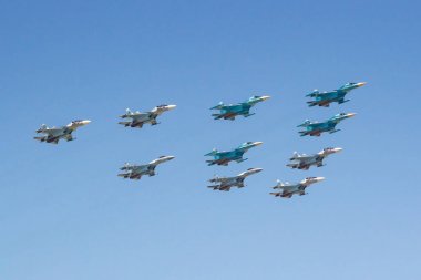 Moskova, Rusya - 07 Mayıs 2019: Bombardıman uçakları Su-35s ve Su-30sm bombardıman uçakları Su-34 ile Grup Taktik Kanat Kızıl Meydan üzerinde mavi gökyüzünde. Moskova'da Zafer geçit 2019 havacılık parçası
