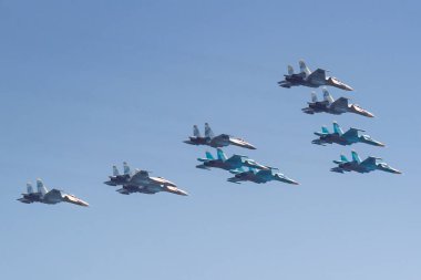 Moskova, Rusya - 07 Mayıs 2019: Bombardıman uçakları Su-35s ve Su-30sm bombardıman uçakları Su-34 ile Grup Taktik Kanat Kızıl Meydan üzerinde mavi gökyüzünde. Moskova'da Zafer geçit 2019 havacılık parçası