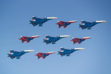 Moskova, Rusya - 07 Mayıs 2019: Kızıl Meydan üzerinde ünlü Kubinsky Diamond Rus Şövalyeleri ve Swifts akrobasi takımları Fighters Su-30sm ve Mig-29. Moskova'da Zafer geçit 2019 havacılık parçası