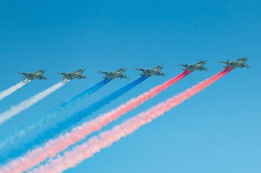 Moskova, Rusya - 07 Mayıs 2019: Lipetsk havacılık merkezinin altı saldırı uçağı Su-25, Rus üç renkli renklerde dumanile mavi gökyüzürenkli. Moskova'da Zafer geçit 2019 havacılık parçası