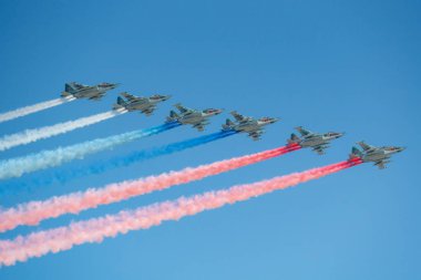 Moskova, Rusya - 07 Mayıs 2019: Lipetsk havacılık merkezinin altı saldırı uçağı Su-25, Rus üç renkli renklerde dumanile mavi gökyüzürenkli. Moskova'da Zafer geçit 2019 havacılık parçası