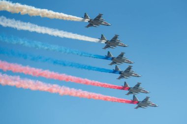 Moskova, Rusya - 07 Mayıs 2019: Lipetsk havacılık merkezinin altı saldırı uçağı Su-25, Rus üç renkli renklerde dumanile mavi gökyüzürenkli. Moskova'da Zafer geçit 2019 havacılık parçası