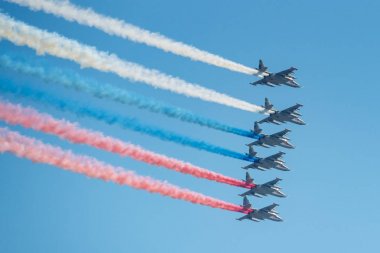 Moskova, Rusya - 07 Mayıs 2019: Lipetsk havacılık merkezinin altı saldırı uçağı Su-25, Rus üç renkli renklerde dumanile mavi gökyüzürenkli. Moskova'da Zafer geçit 2019 havacılık parçası