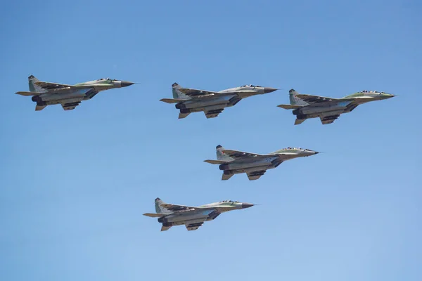 Moscú, Rusia - 07 de mayo de 2019: Combatiente multipropósito de cuarta generación MiG-29SMT en el cielo azul sobre la Plaza Roja. Aviación parte del desfile de la victoria 2019 en Moscú — Foto de Stock