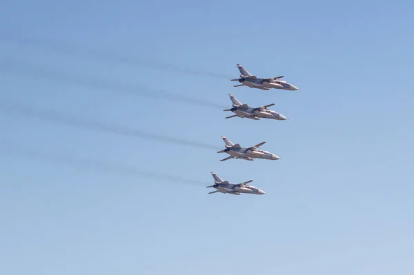 Moscú, Rusia - 07 de mayo de 2019: Bombardero frontal táctico con ala de barrido variable Su-24M en el cielo azul sobre la Plaza Roja. Aviación parte del desfile de la victoria 2019 en Moscú — Foto de Stock