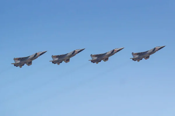 Moscú, Rusia - 07 de mayo de 2019: caza interceptor de largo alcance supersónico de gran altitud MiG-31 en el cielo azul sobre la Plaza Roja. Aviación parte del desfile de la victoria 2019 en Moscú — Foto de Stock