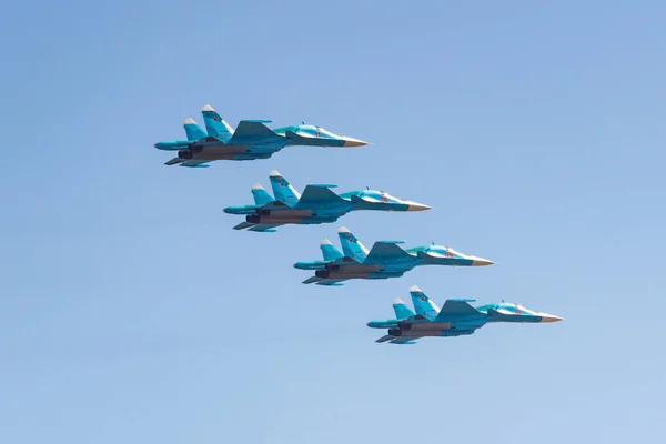 Moscú, Rusia - 07 de mayo de 2019: cazabombardero supersónico multifuncional Su-34 en el cielo azul sobre la Plaza Roja. Aviación parte del desfile de la victoria 2019 en Moscú — Foto de Stock