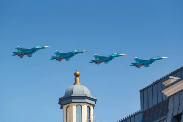 Moscú, Rusia - 07 de mayo de 2019: cazabombardero supersónico multifuncional Su-34 en el cielo azul sobre la Plaza Roja. Aviación parte del desfile de la victoria 2019 en Moscú — Foto de Stock